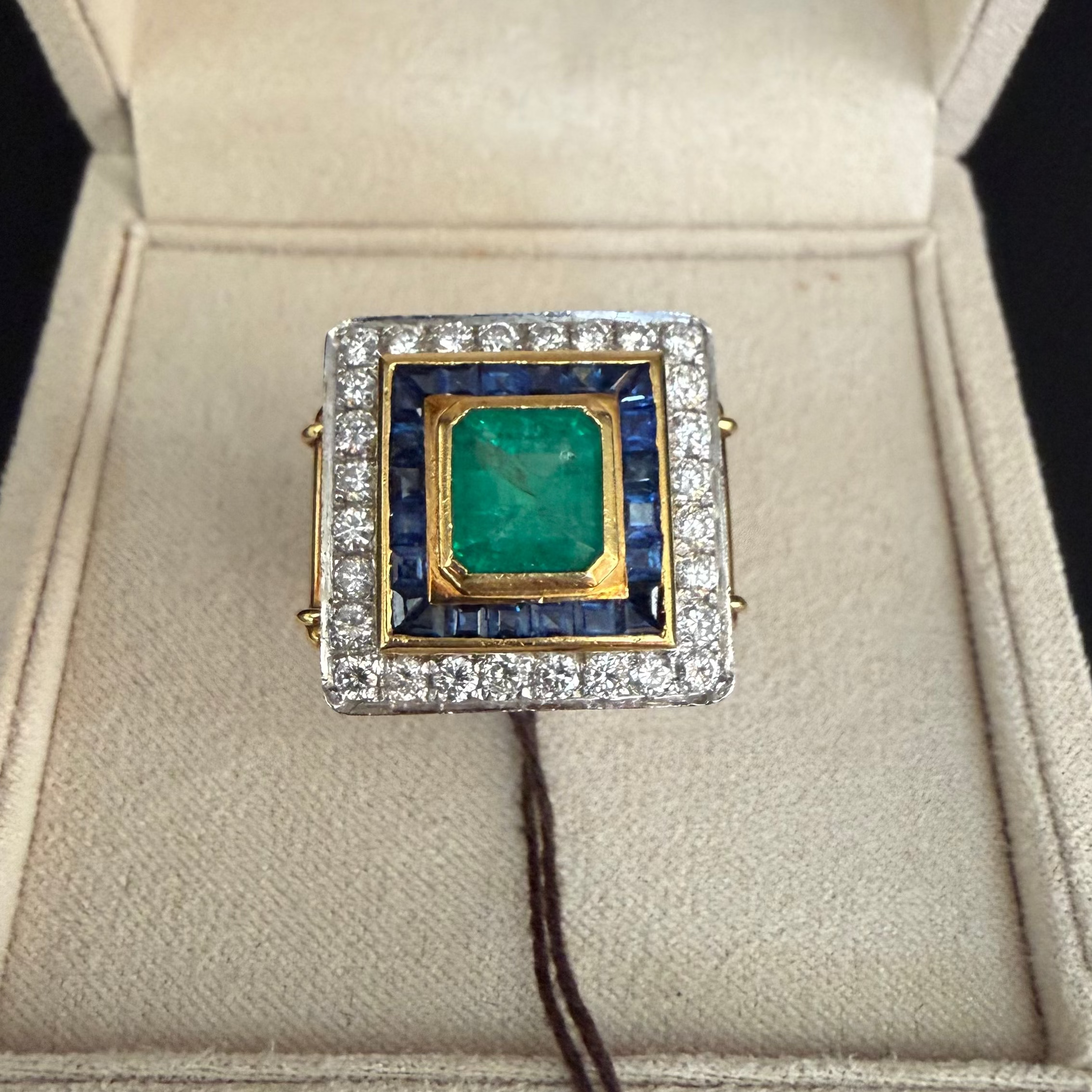 Anello geometrico con smeraldo, zaffiri e diamanti
