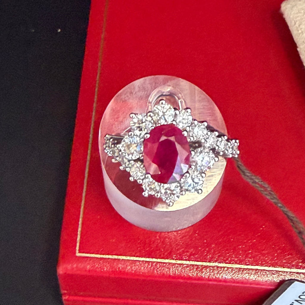 Anello con pietra rossa ovale e diamanti