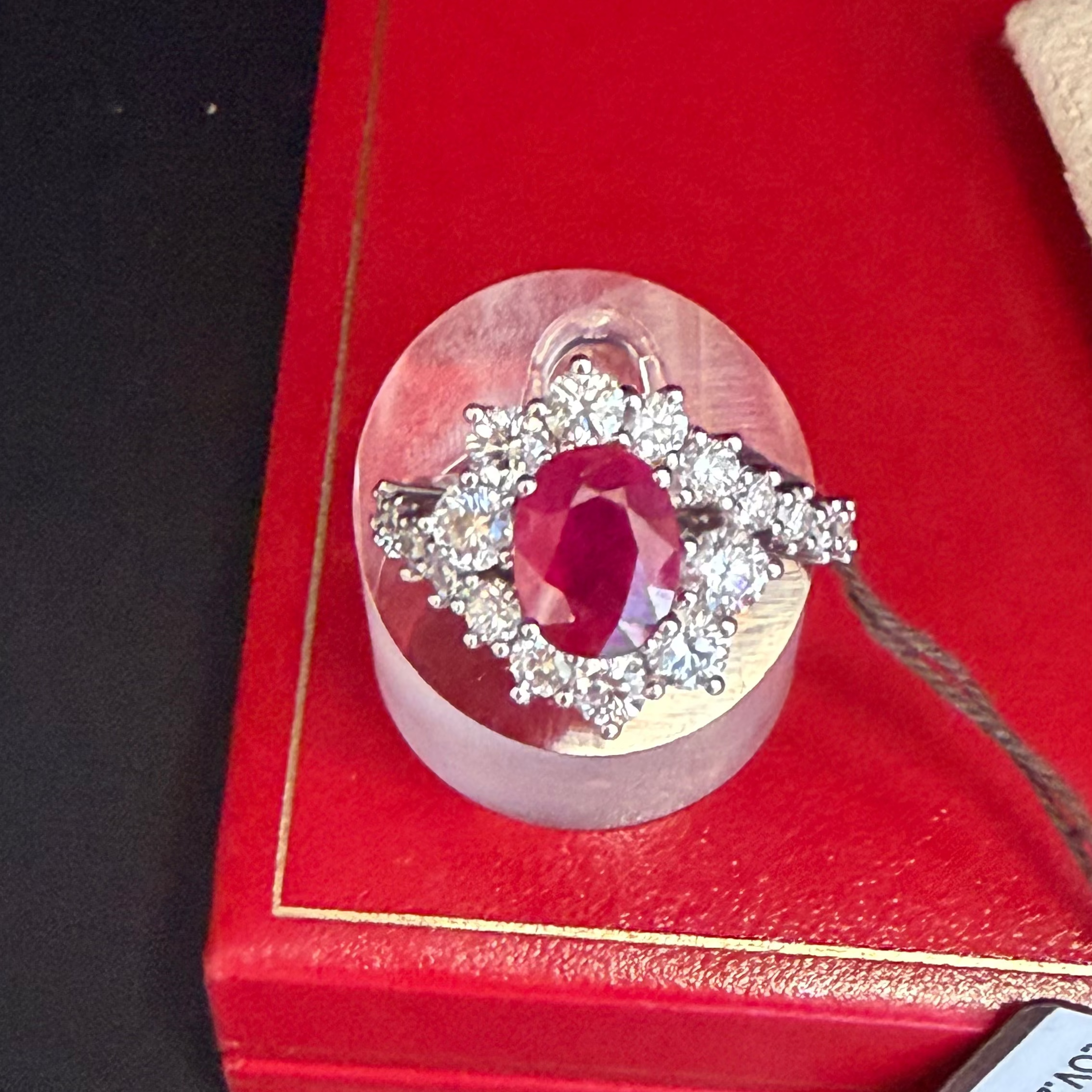 Anello con pietra rossa ovale e diamanti