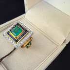 Anello geometrico con smeraldo, zaffiri e diamanti