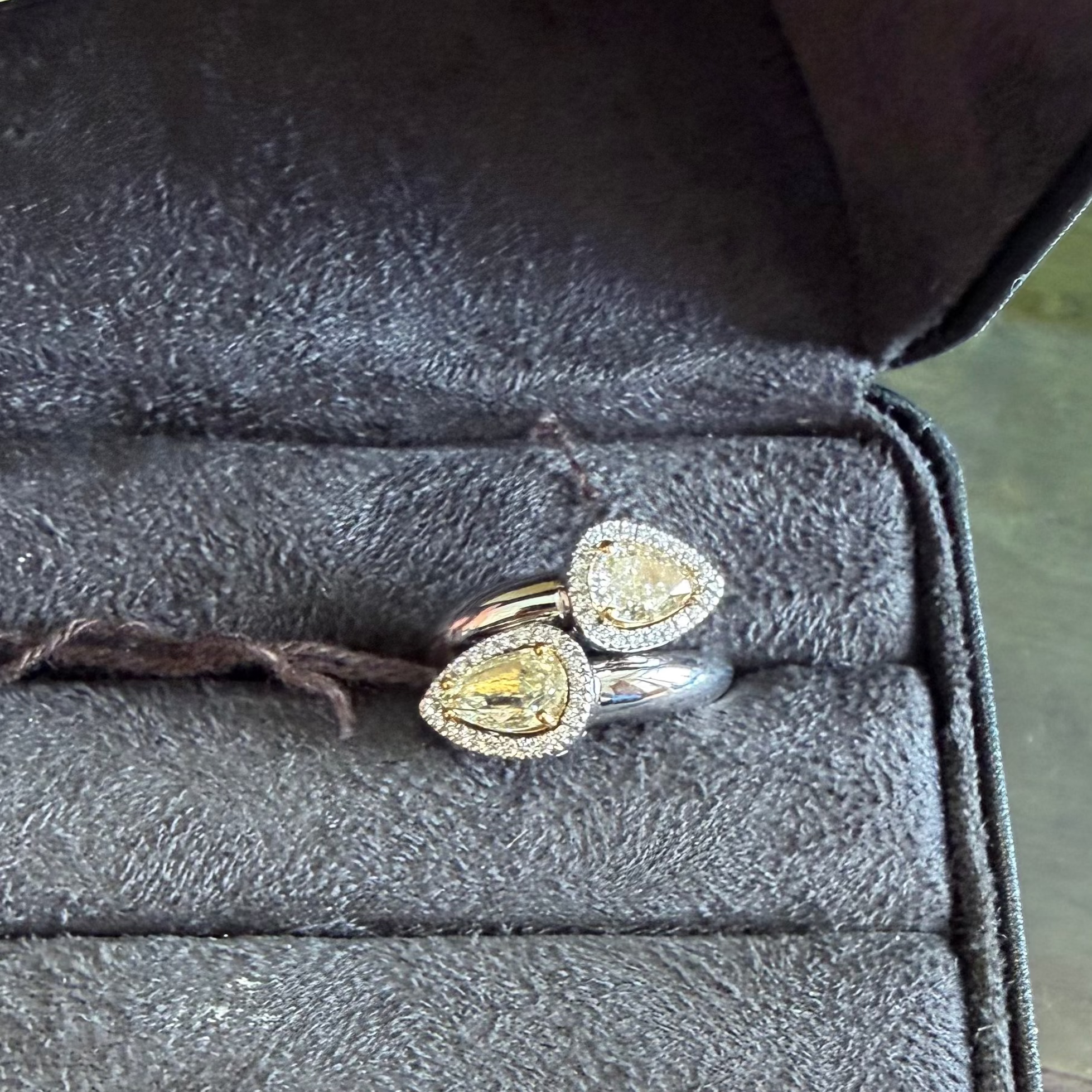 Anello aperto con due pietre a goccia e diamanti