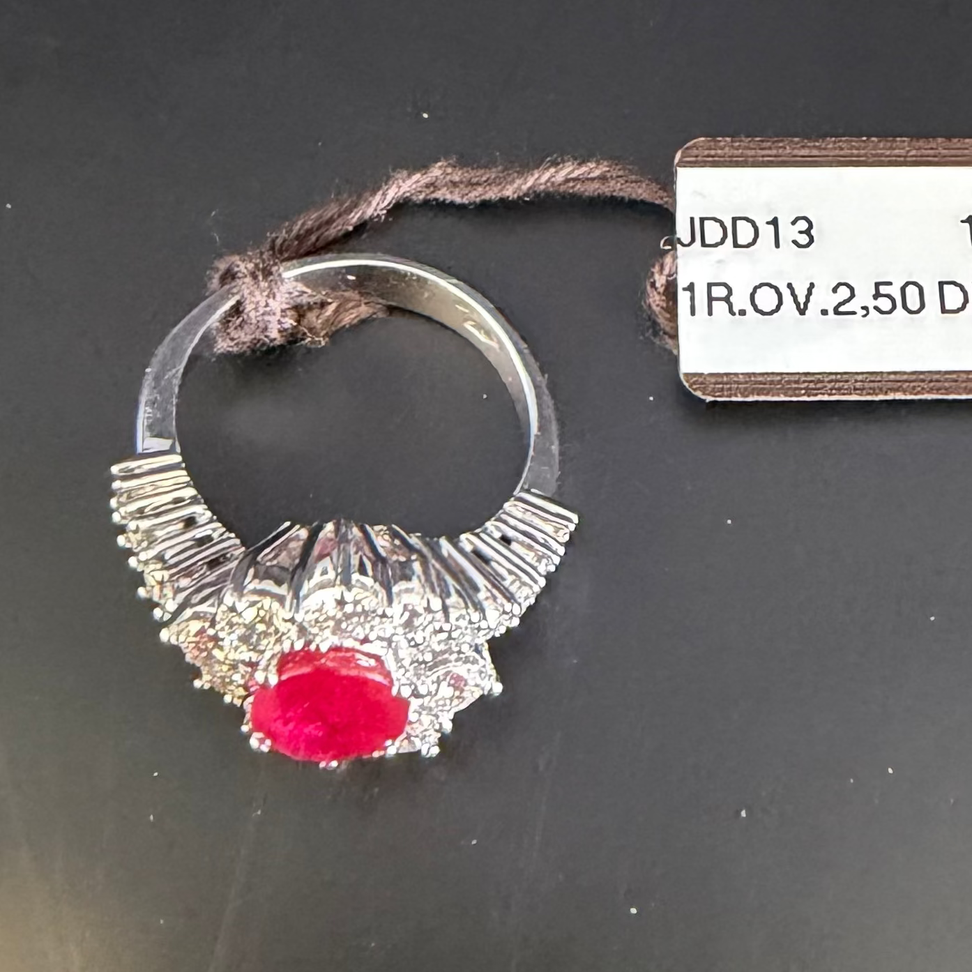 Anello con pietra rossa ovale e diamanti